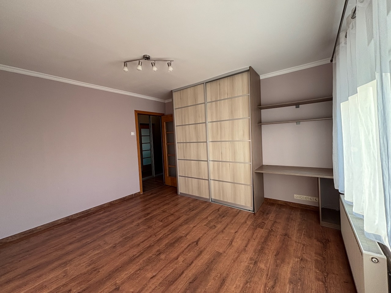 Plaša dzīvojamā istaba