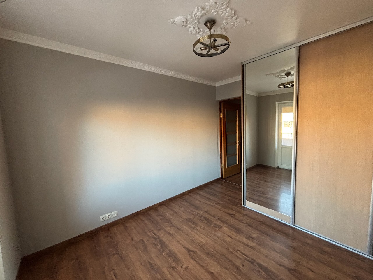 Guļamistaba ar plašu skapi