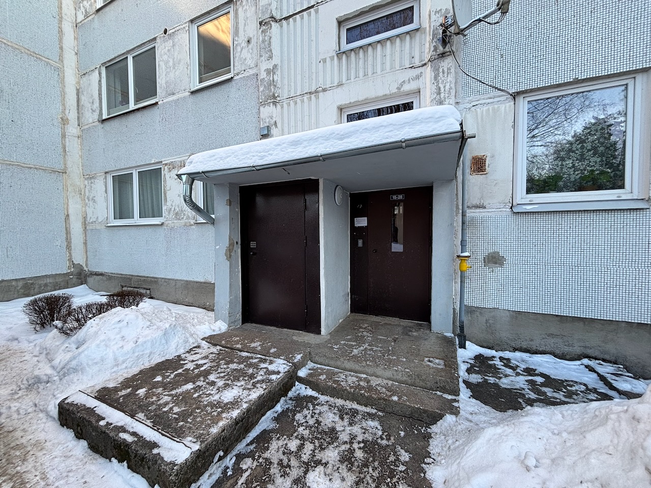 Ar kodu slēdzmas kāpņu telpas durvis